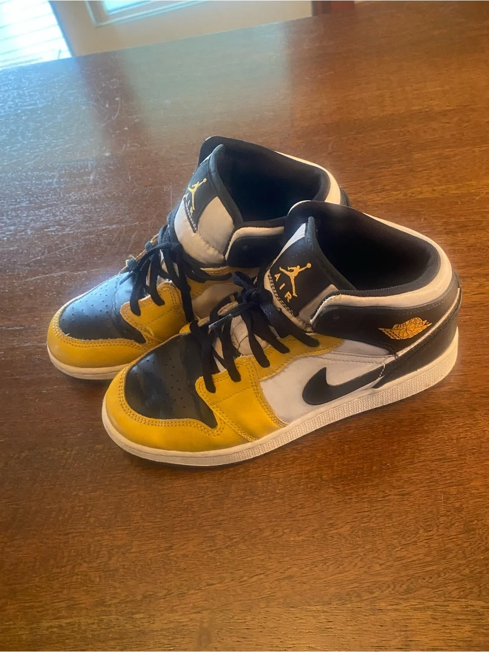 Air Jordan 1 Mid Yellow Black White Basketball sneakers  youth 5Y DQ8423-701 EUC
